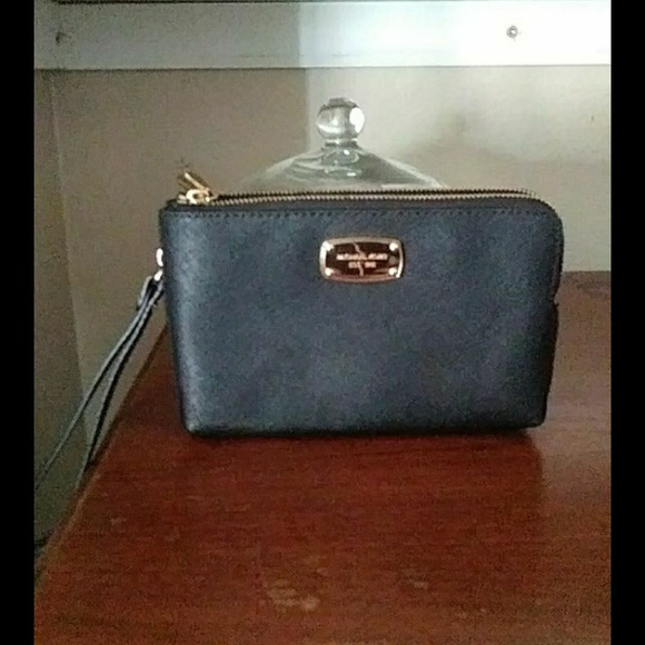 Micheal Kors clutch - Picture 1 of 1